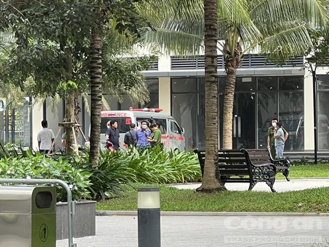 Mẹ và con trai 3 tháng tuổi rơi từ tầng 12 chung cư xuống đất tử vong Mẹ và con trai 3 tháng tuổi rơi từ tầng 12 chung cư xuống đất tử vong