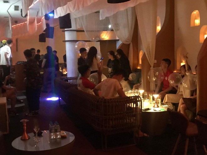 Quán bar đóng chặt cửa như lô cốt để bán 'bóng cười', không có 'mật khẩu'… miễn vào - 4 Quán bar đóng chặt cửa như lô cốt để bán 'bóng cười', không có 'mật khẩu'… miễn vào - 4