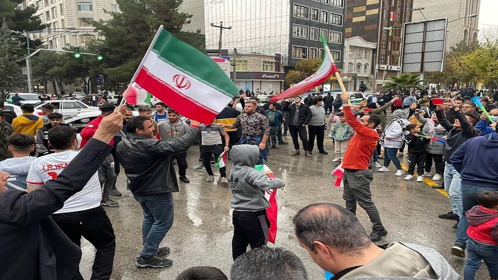 Cách Iran ăn mừng chiến thắng: đi bão bằng ôtô, phát kẹo, lính đặc nhiệm phất cờ trên xe bọc thép - 3 Cách Iran ăn mừng chiến thắng: đi bão bằng ôtô, phát kẹo, lính đặc nhiệm phất cờ trên xe bọc thép - 3