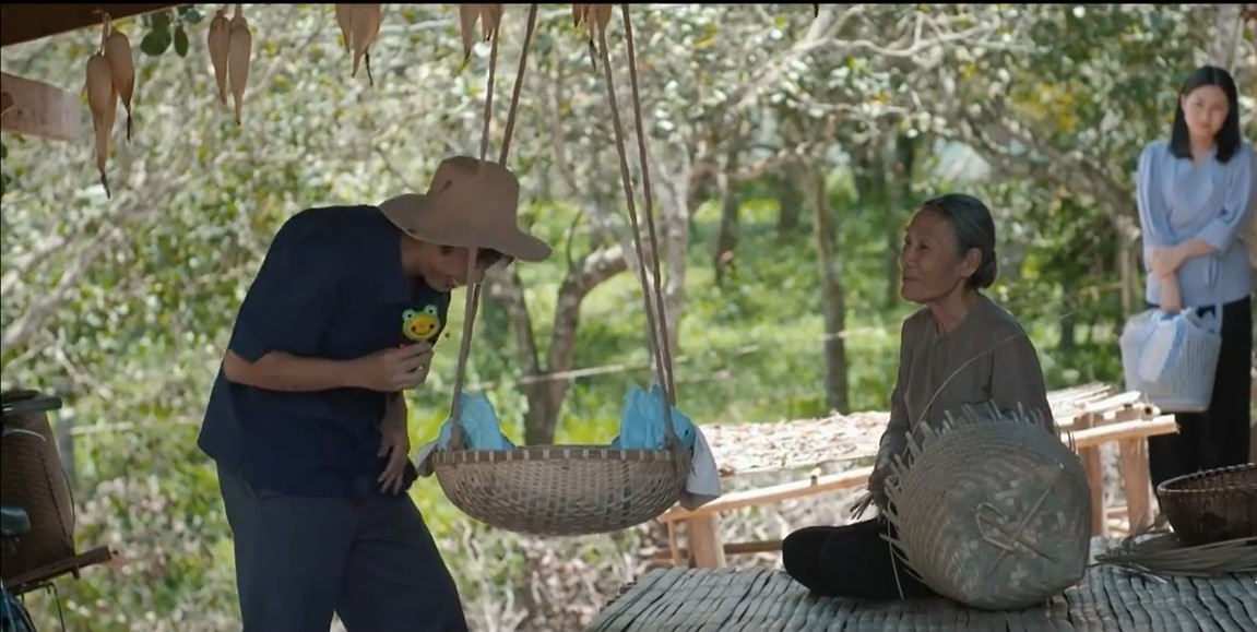 Mẹ rơm tập 13: Mô bị đánh bất tỉnh vì muốn cứu Hồng khỏi bọn bắt cóc - 1 Mẹ rơm tập 13: Mô bị đánh bất tỉnh vì muốn cứu Hồng khỏi bọn bắt cóc - 1