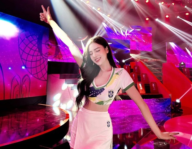 Dàn hot girl 'Nóng Cùng World Cup' nói gì khi sự xuất hiện của bản thân gây tranh cãi trên mạng xã hội? - 3 Dàn hot girl 'Nóng Cùng World Cup' nói gì khi sự xuất hiện của bản thân gây tranh cãi trên mạng xã hội? - 3