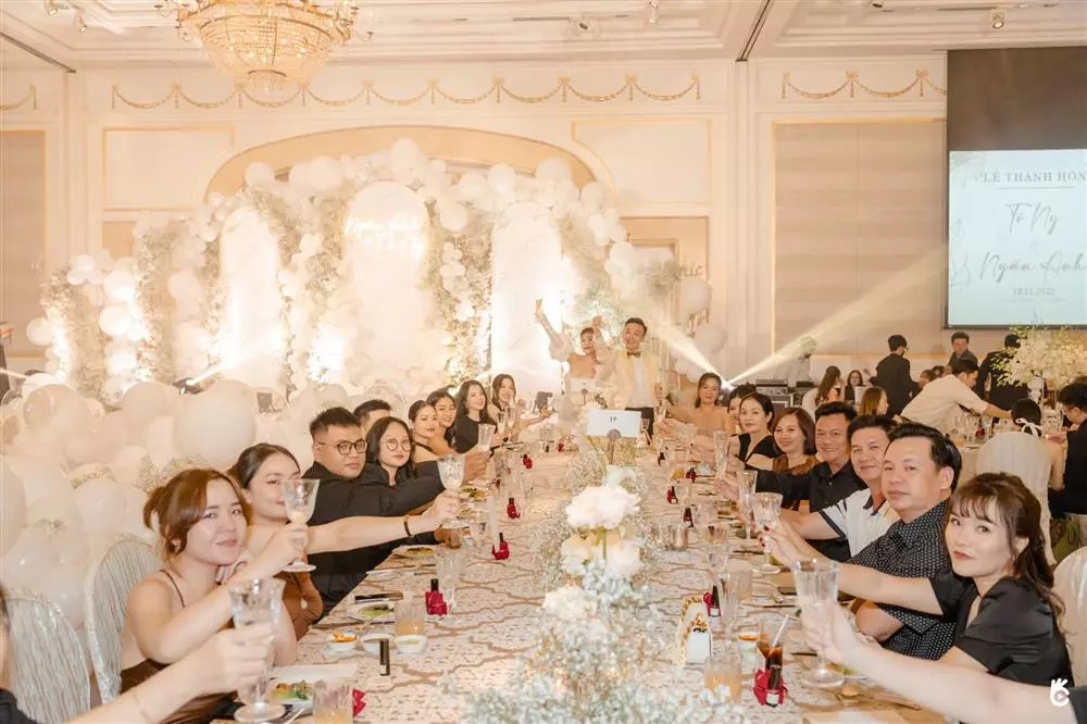 Lộ diện mỹ nhân bắt được hoa cưới Lê Âu Ngân Anh - 11 Lộ diện mỹ nhân bắt được hoa cưới Lê Âu Ngân Anh - 11