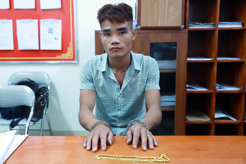 Chân dung kẻ ném cát vào mặt chủ tiệm vàng, cướp 2 sợi dây chuyền vàng ở Bắc Giang - 1 Chân dung kẻ ném cát vào mặt chủ tiệm vàng, cướp 2 sợi dây chuyền vàng ở Bắc Giang - 1