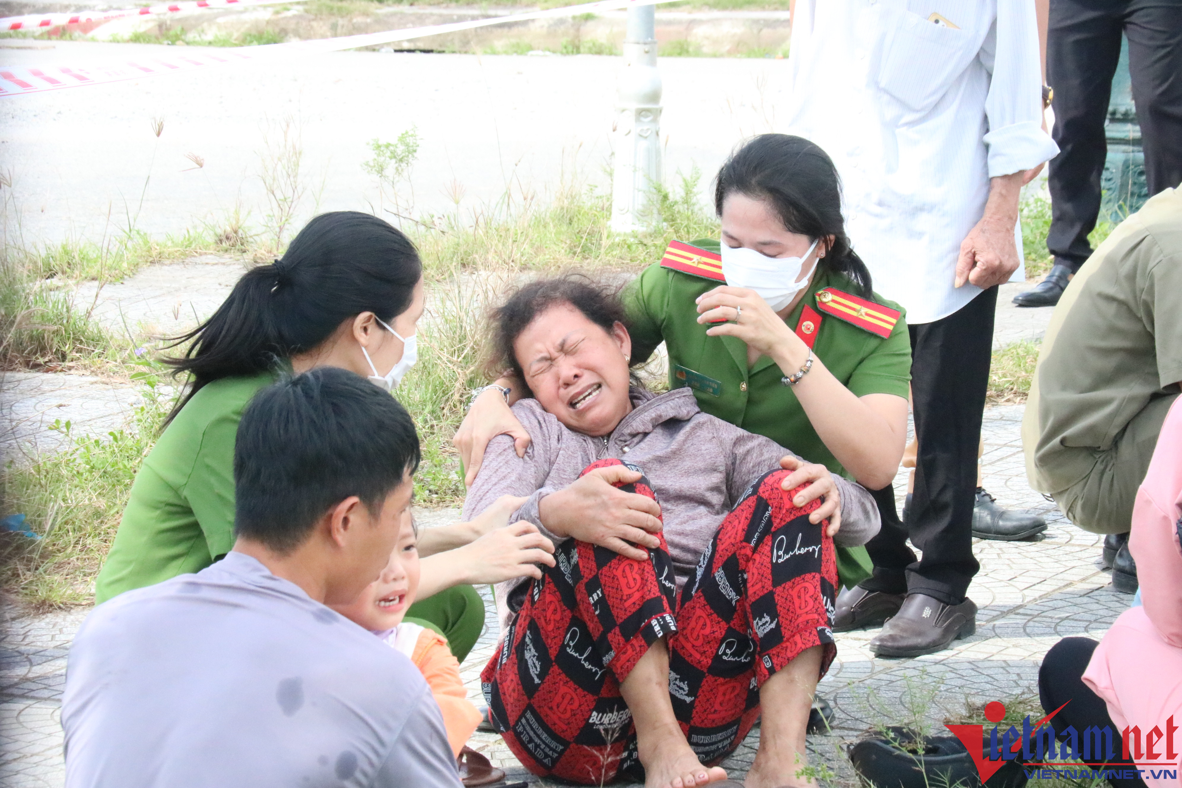 Người thân gào khóc bên thi thể thai phụ và 2 con nhỏ bị xe tải cán tử vong - 4 Người thân gào khóc bên thi thể thai phụ và 2 con nhỏ bị xe tải cán tử vong - 4