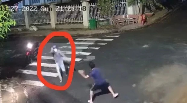 Người phụ nữ bị tên cướp dùng dao cứa cổ trên đường phố Biên Hòa Người phụ nữ bị tên cướp dùng dao cứa cổ trên đường phố Biên Hòa