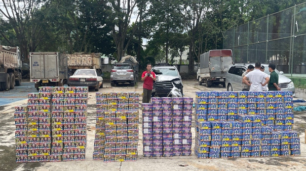 Bị truy đuổi, 2 đối tượng bỏ ô tô chở gần 600kg pháo lậu chạy thoát thân - 1 Bị truy đuổi, 2 đối tượng bỏ ô tô chở gần 600kg pháo lậu chạy thoát thân - 1
