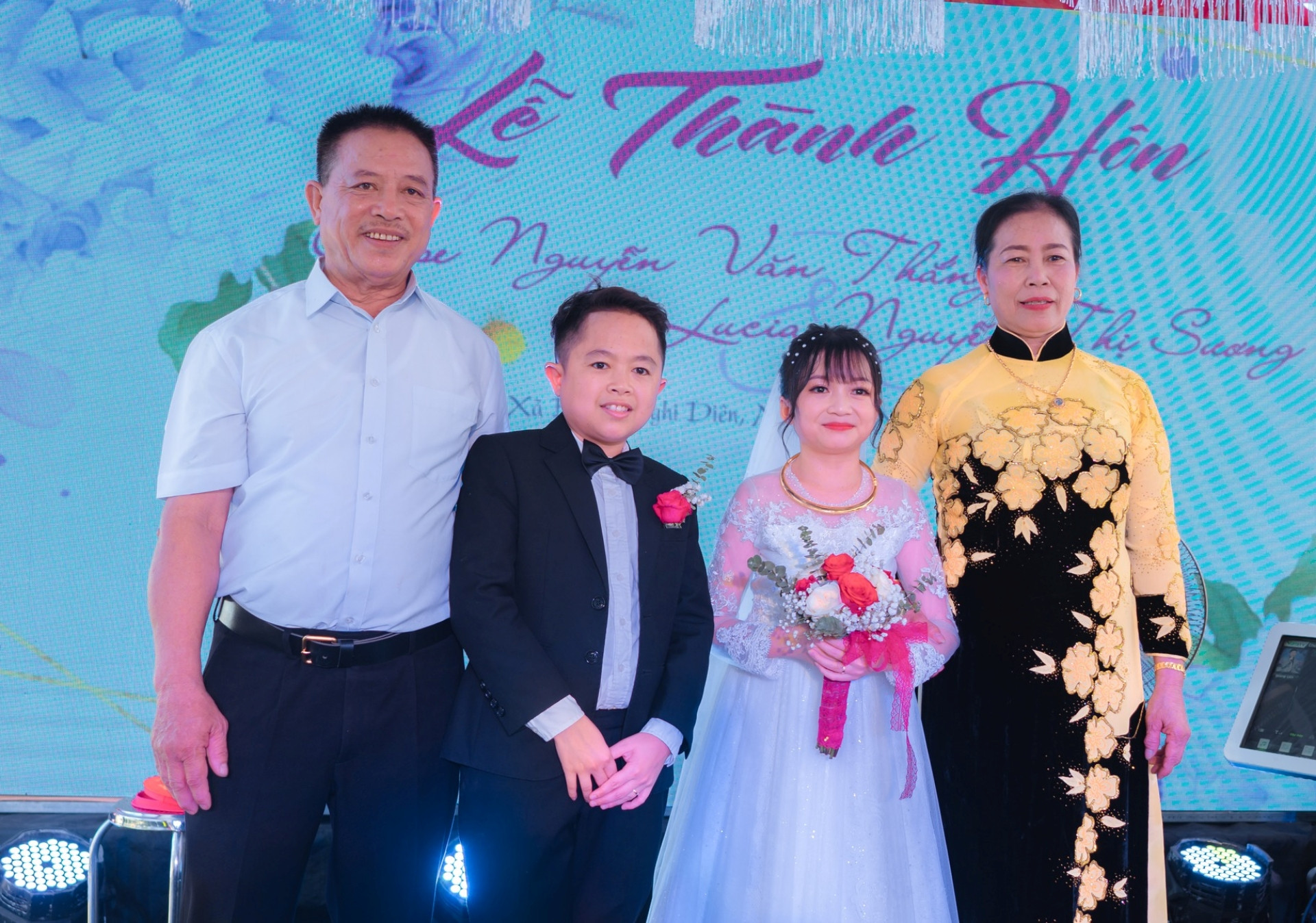 Vợ chồng 'tí hon' ở Nghệ An tổ chức lễ cưới 30 mâm, khách đến gấp đôi Vợ chồng 'tí hon' ở Nghệ An tổ chức lễ cưới 30 mâm, khách đến gấp đôi