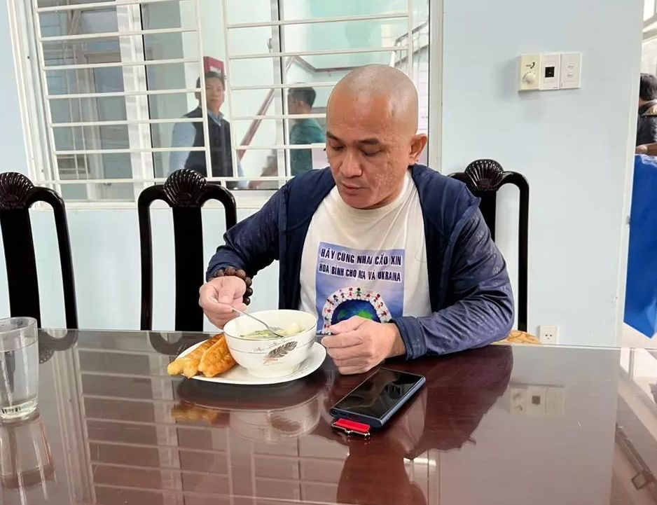 Clip: Người đàn ông vắt vẻo trên cột cờ livestream, chuẩn bị tự sát - 1 Clip: Người đàn ông vắt vẻo trên cột cờ livestream, chuẩn bị tự sát - 1