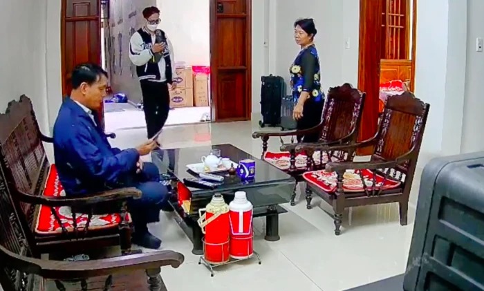 Con đi làm xa bí mật về thăm nhà, cha lúc đầu ngó lơ sau đó lao đến ôm, oà lên khóc nức nở như con trẻ - 1 Con đi làm xa bí mật về thăm nhà, cha lúc đầu ngó lơ sau đó lao đến ôm, oà lên khóc nức nở như con trẻ - 1