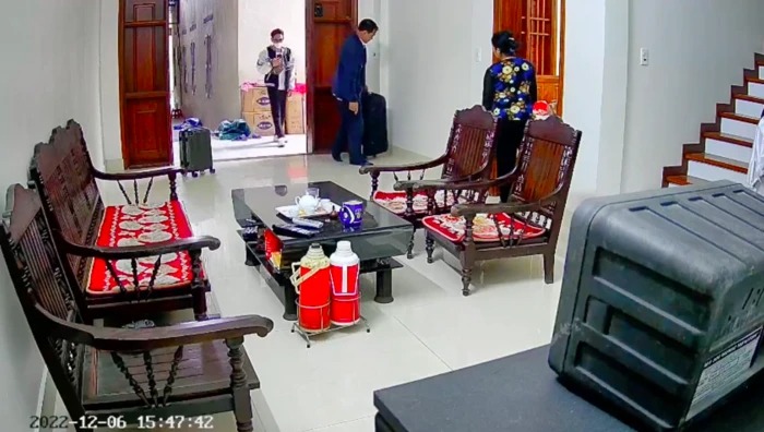 Con đi làm xa bí mật về thăm nhà, cha lúc đầu ngó lơ sau đó lao đến ôm, oà lên khóc nức nở như con trẻ Con đi làm xa bí mật về thăm nhà, cha lúc đầu ngó lơ sau đó lao đến ôm, oà lên khóc nức nở như con trẻ