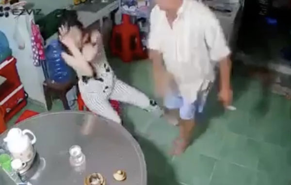Đánh con gái 17 tuổi vì đi chơi khuya, người cha bị phạt 7,5 triệu đồng Đánh con gái 17 tuổi vì đi chơi khuya, người cha bị phạt 7,5 triệu đồng