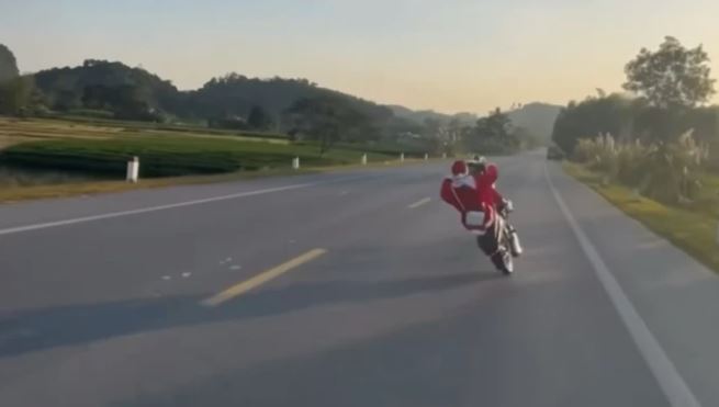 Thanh niên mặc đồ ông già Noel bốc đầu xe lạng lách và cái kết lọt vào tầm ngắm của công an - 1