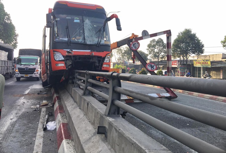 Phát hoảng với hiện trường TNGT, xe giường nằm 'cưỡi' trên lan can hầm chui - 1