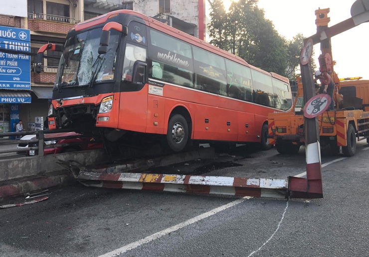 Phát hoảng với hiện trường TNGT, xe giường nằm 'cưỡi' trên lan can hầm chui