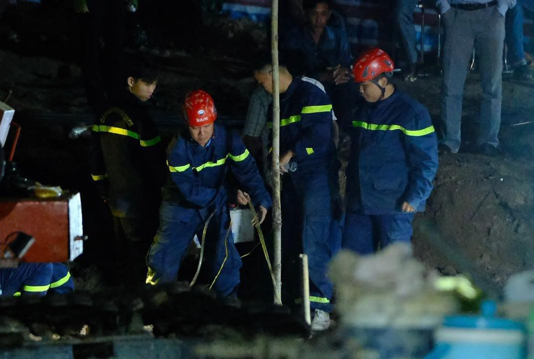 Xuyên đêm giải cứu nhưng chưa tiếp cận được bé trai 10 tuổi rơi xuống trụ bê tông - 1