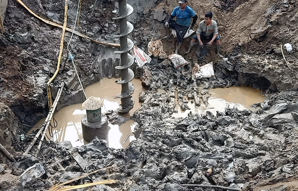 Bé trai 10 tuổi rơi xuống hố bê tông: Tiếp tục cứu nạn nhân theo phương án cũ - 1