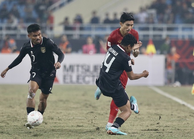 HLV Park Hang-seo nổi nóng, ra sát đường biên phản ứng khi Văn Hậu bị cầu thủ Indonesia triệt hạ