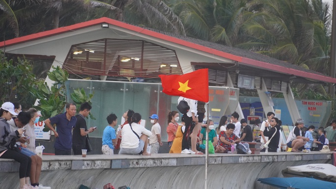 Biển Vũng Tàu ken đặc người trong ngày mùng 2 Tết - 3 Biển Vũng Tàu ken đặc người trong ngày mùng 2 Tết - 3