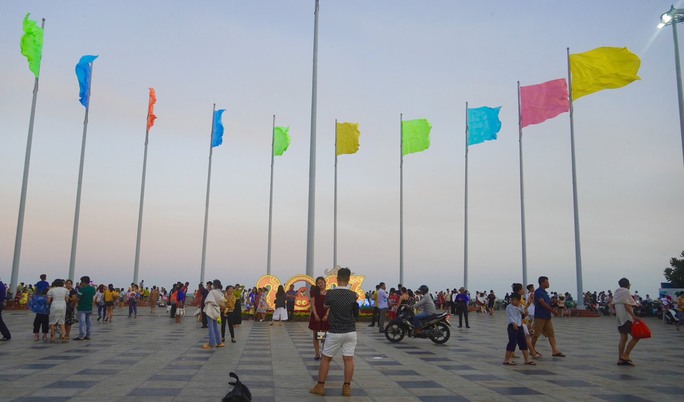 Biển Vũng Tàu ken đặc người trong ngày mùng 2 Tết - 7 Biển Vũng Tàu ken đặc người trong ngày mùng 2 Tết - 7