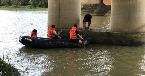 Người phụ nữ nghi nhảy cầu Sêrêpốk mùng 3 Tết Người phụ nữ nghi nhảy cầu Sêrêpốk mùng 3 Tết