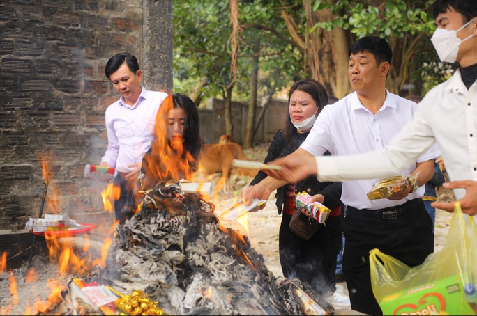 Đông kín người đến dâng lễ Thánh Mẫu Liễu Hạnh cầu tài lộc đầu năm - 8 Đông kín người đến dâng lễ Thánh Mẫu Liễu Hạnh cầu tài lộc đầu năm - 8