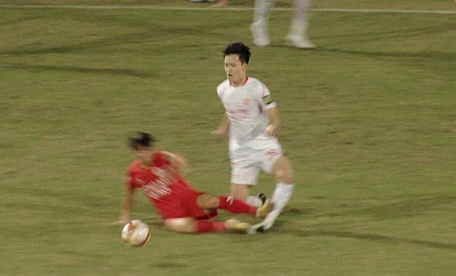 Hoàng Đức rời sân bằng cáng sau pha vào bóng đáng sợ của đối thủ