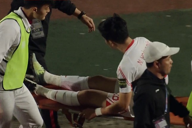 Hoàng Đức rời sân bằng cáng sau pha vào bóng đáng sợ của đối thủ - 1