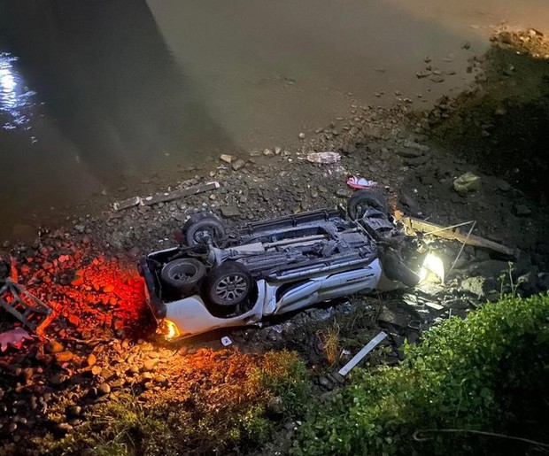 Hiện trường vụ xe bán tải rơi sông Ka Long khiến 2 người chết - 3