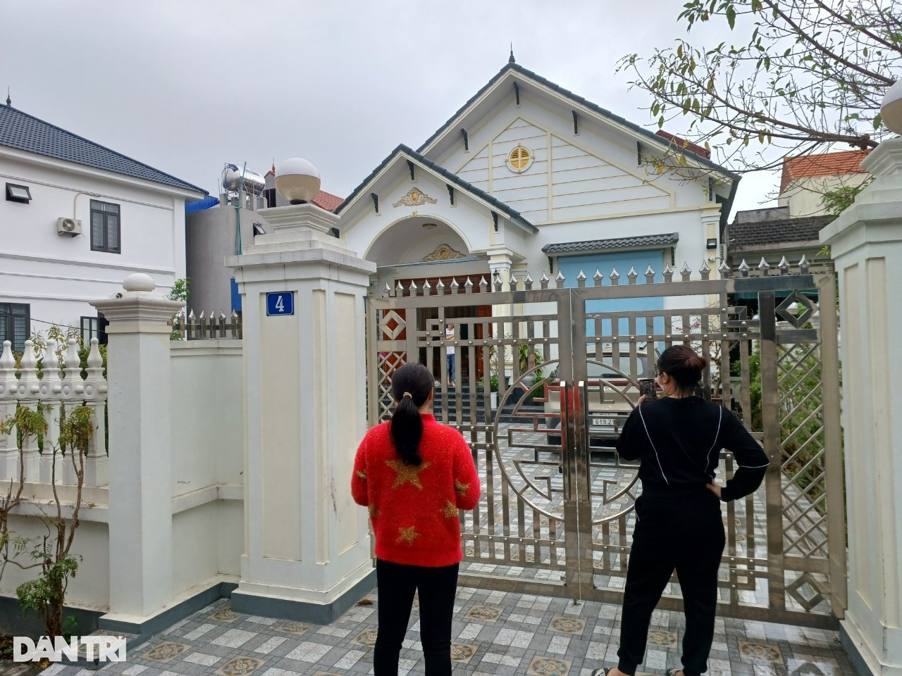 Cô đồng 'đúng nhận, sai cãi' nhận tiền làm lễ để... chữa ung thư? - 1