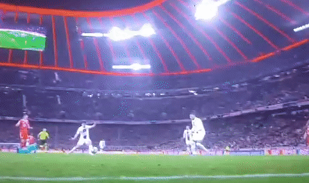 Thủ môn Bayern hứa tặng xe tải chocolate cho De Ligt sau pha 'cứu thua quái vật'