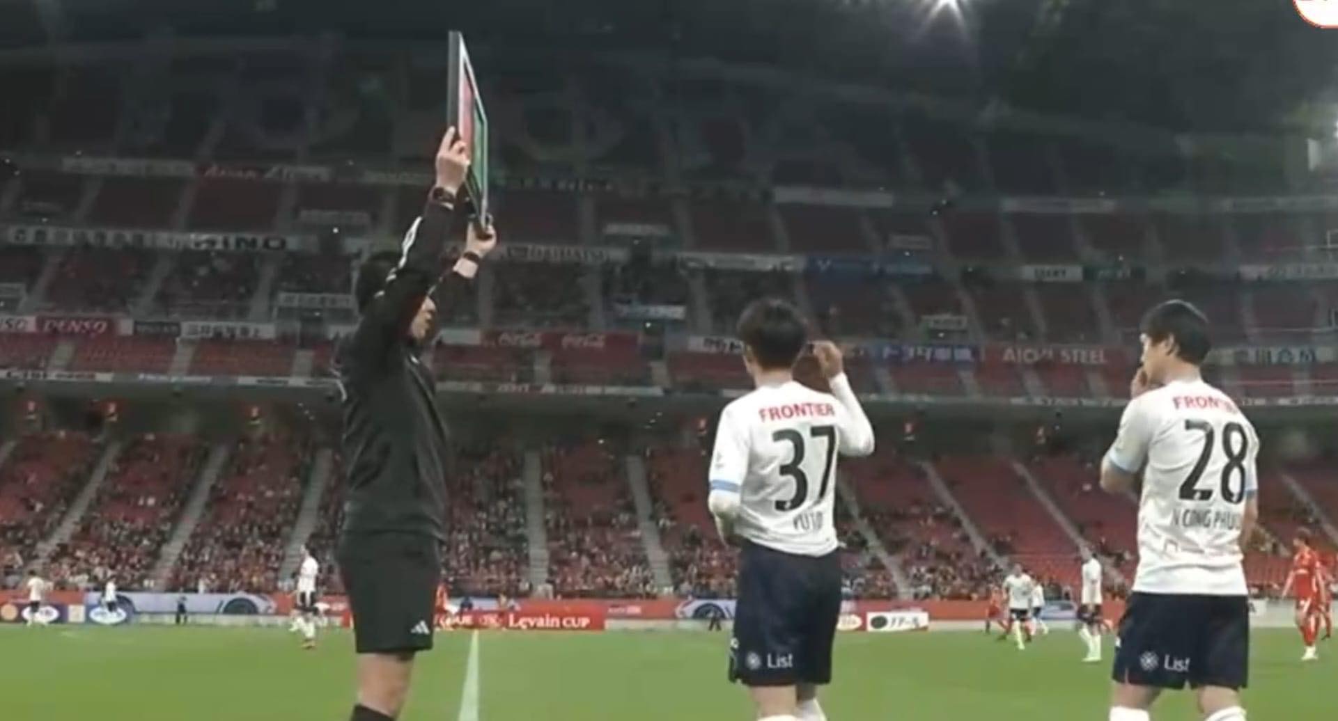 Công Phượng thi đấu trận đầu tiên cho Yokohama FC với chỉ... 6 giây - 1