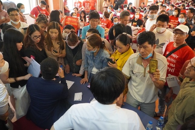 Cuộc họp diễn ra căng thẳng. Ông Thủy và ông Tuấn bị phụ huynh vây quanh