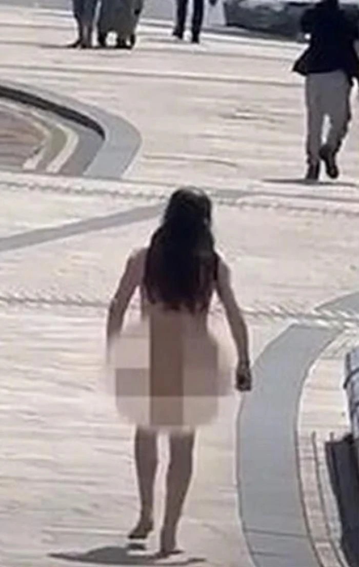 Amanda Bynes bị bắt gặp khỏa thân trên con đường gần trung tâm thành phố