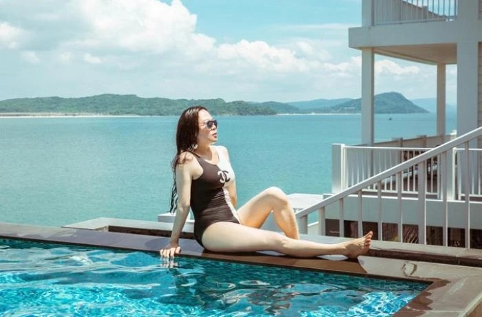 Phượng Chanel thường xuyên tự thưởng cho bản thân những chuyến du lịch sang chảnh hay những món hàng hiệu đắt giá.