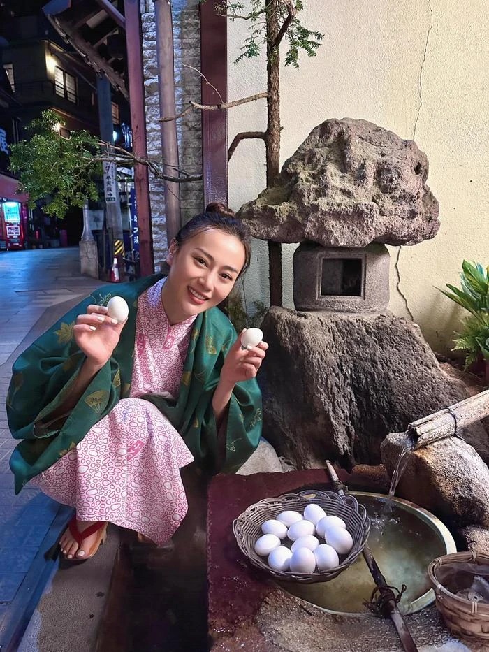 Trong thời gian Shark Bình đăng tải những tấm hình trên, Phương Oanh cũng vui vẻ khoe loạt khoảnh khắc diện kimono