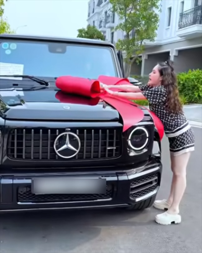 Xế hộp có giá hơn 10 tỷ được Di Băng nhẹ nhàng tặng em gái để an ủi em sớm vượt qua chuyện buồn. Ảnh: Chụp màn hình