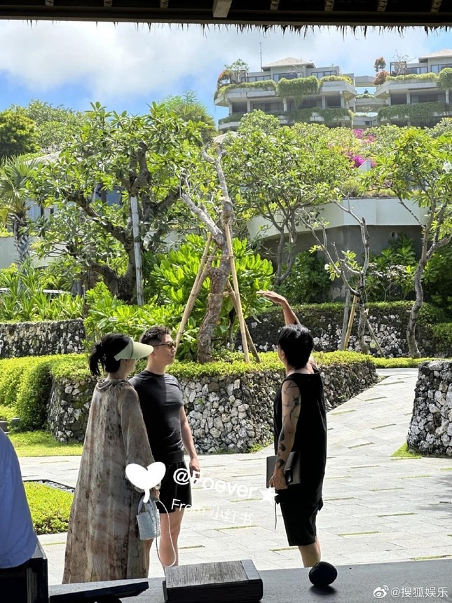 Đậu Kiêu xuất hiện để chỉ đạo sắp xếp lễ cưới.