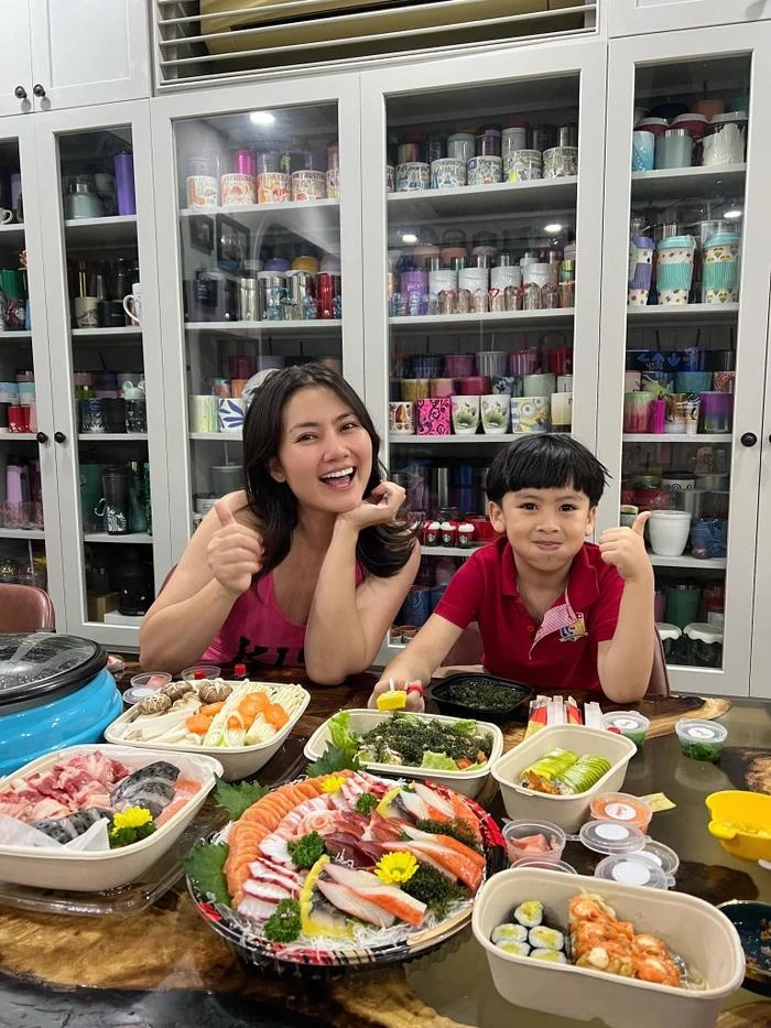 Cô thường khoe những hình ảnh đời thường với con trai Louis.