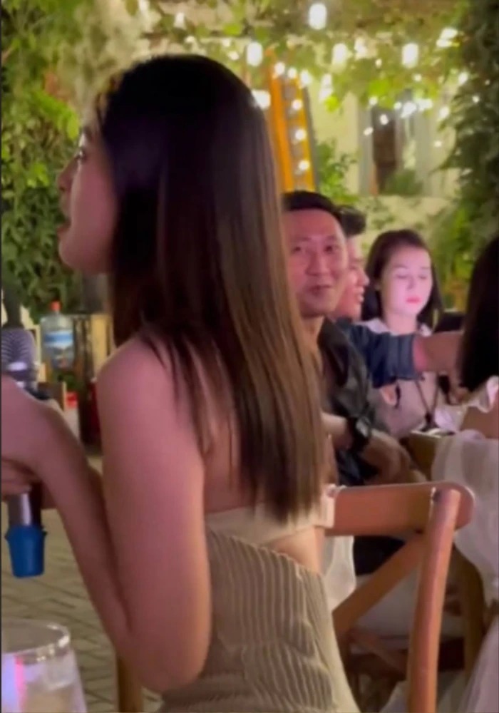 Khoảnh khắc Tiểu Vy được cho là lộ nội y gây tranh cãi.