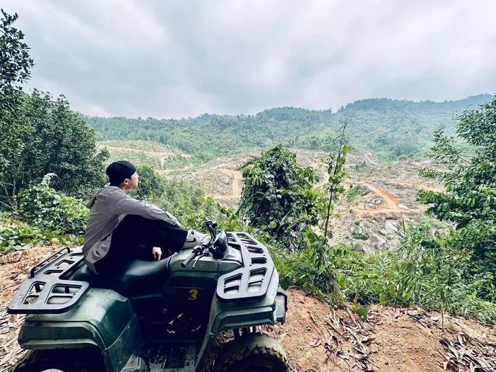 Karik khoe ảnh tại một địa điểm vui chơi