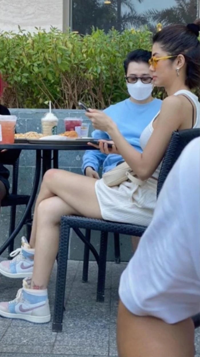 Trước đó vào tháng 4/2022, MXH cũng rộ ảnh Karik và Đàm Phương Linh đi cà phê cùng nhau. Tuy nhiên từ đó đến nay, cả hai chọn cách giữ im lặng