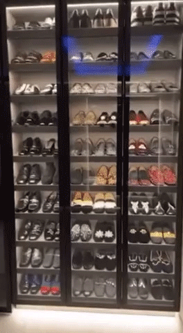 Cặp đôi còn thiết kế không gian riêng để trưng bày quần áo, giày dép hàng hiệu