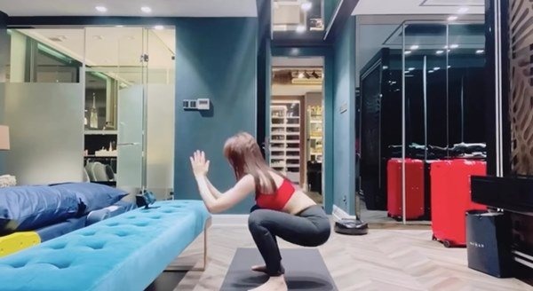 Trong một video tập thể dục được Hari Won đăng tải, dân mạng không hết lời trầm trồ về căn phòng ngủ được thiết kế bài bản, tận dụng gương kính để mở rộng không gian, tăng sự thông thoáng với tone màu trắng xanh tươi mát.