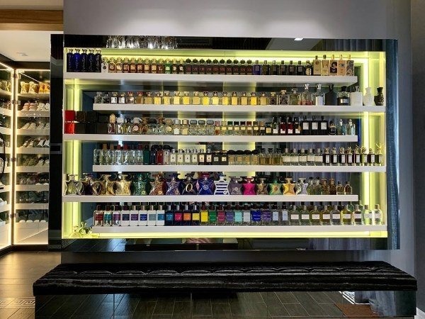 Trấn Thành dành riêng 1 góc để trưng bày bộ sưu tập nước hoa gồm hơn 600 chai có giá trị hàng tỷ đồng