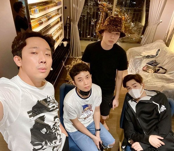 Phòng khách rộng rãi là nơi nghệ sĩ đón tiếp người thân, bạn bè và đồng nghiệp.