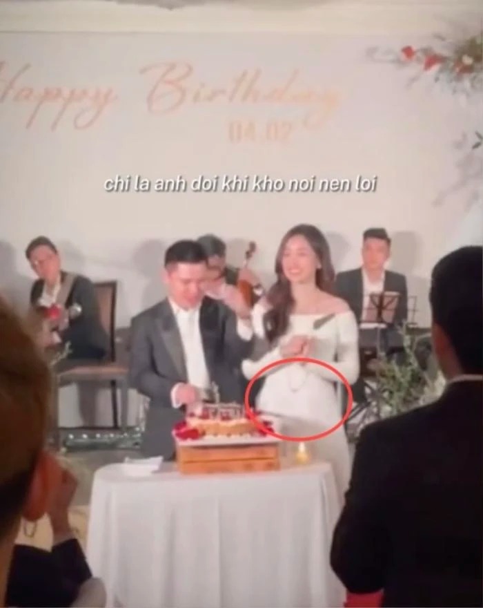 Thời điểm này, bụng của nàng hậu cũng đã lùm lùm thấy rõ 