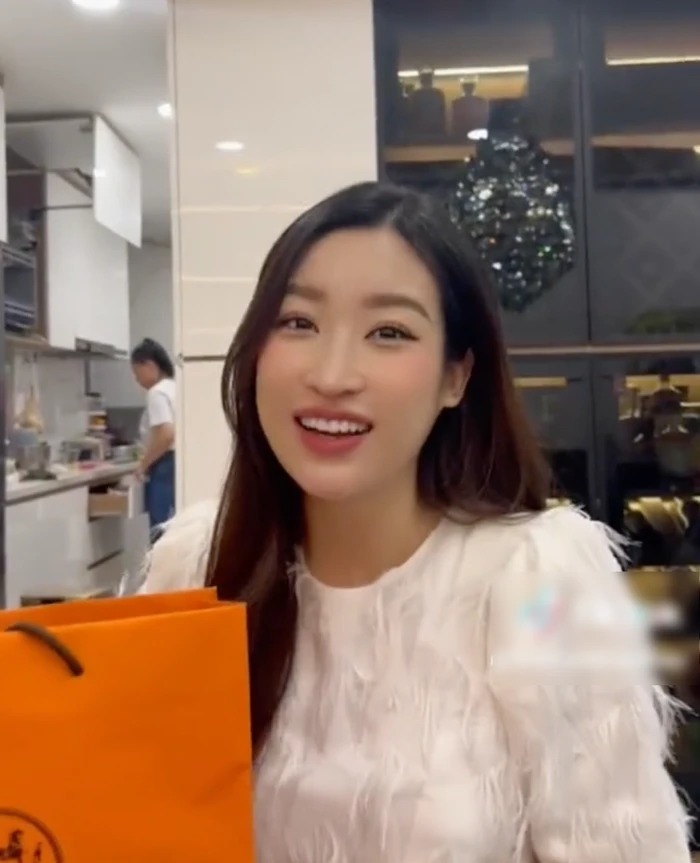 Thời gian gần đây, nàng hậu lộ diện với vẻ ngoài tròn trịa, thường xuyên diện trang phục che chắn kín vòng 2 giữa tin đồn đang mang thai nhóc tỳ đầu lòng 