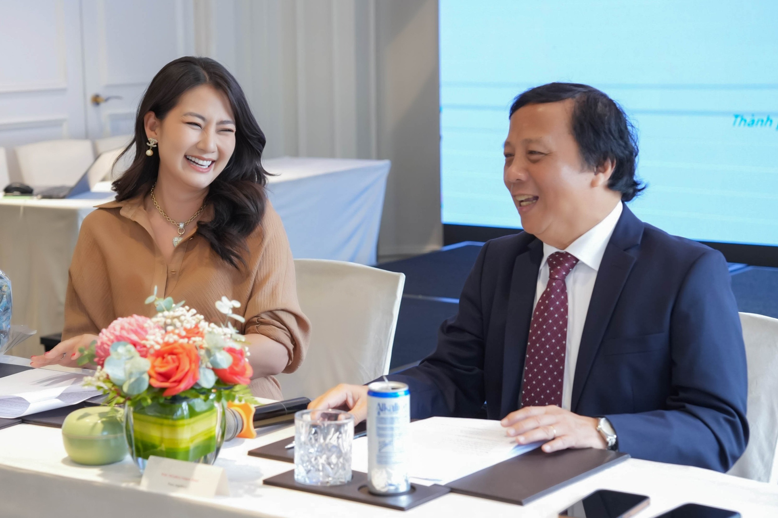 Ngọc Lan và đại diện công ty bảo hiểm trong buổi gặp gỡ truyền thông sáng ngày 20/4