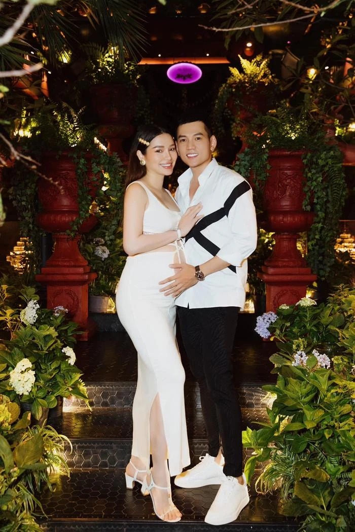 Phương Trinh Jolie lộ diện tươi tắn, rạng rỡ bên ông xã trong khi tham gia sự kiện