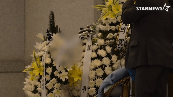 Những lãng hoa tưởng nhớ được gửi vào tang lễ Moonbin